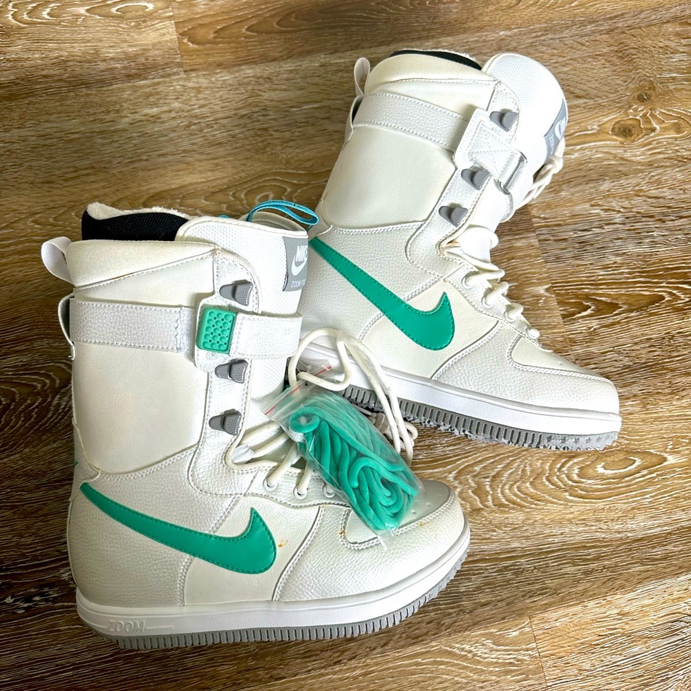Women’s size 8.5 Nike Snowboard boots. Never used.